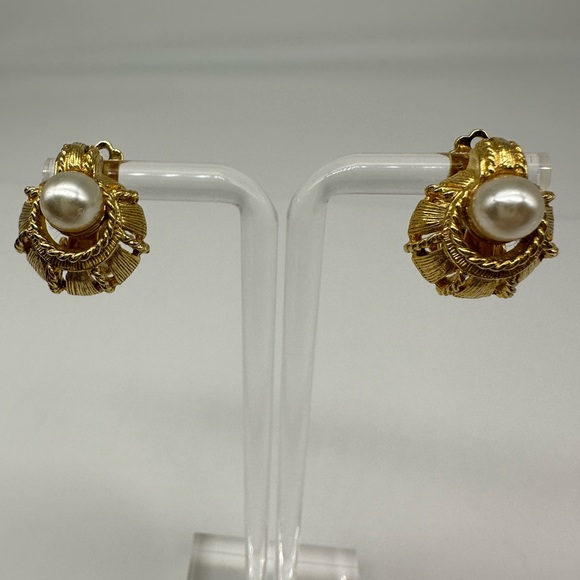 VINTAGE FAUX PEARL 80’s 90’s vibe GOLDTONE CLIP EARRINGS‎ - Picture 3 of 11